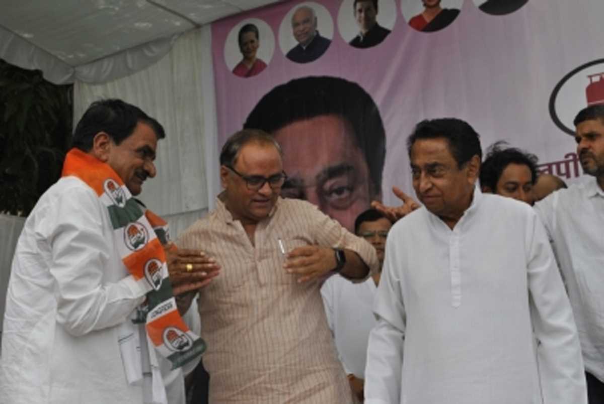 सिंधिया के करीबी बैजनाथ यादव ने समर्थकों के साथ कांग्रेस का हाथ थामा